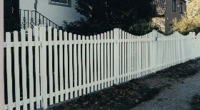 weißer Zaun mit Tiefbogen
